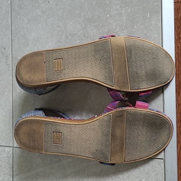 TOMS Woven Sandals - Picture 4 of 10